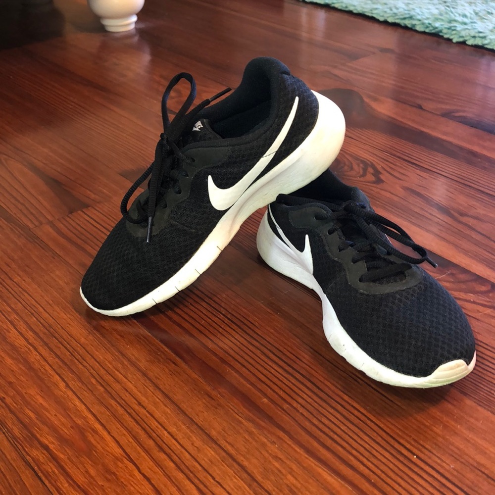 NIKE Black and White Tanjun Sneakers